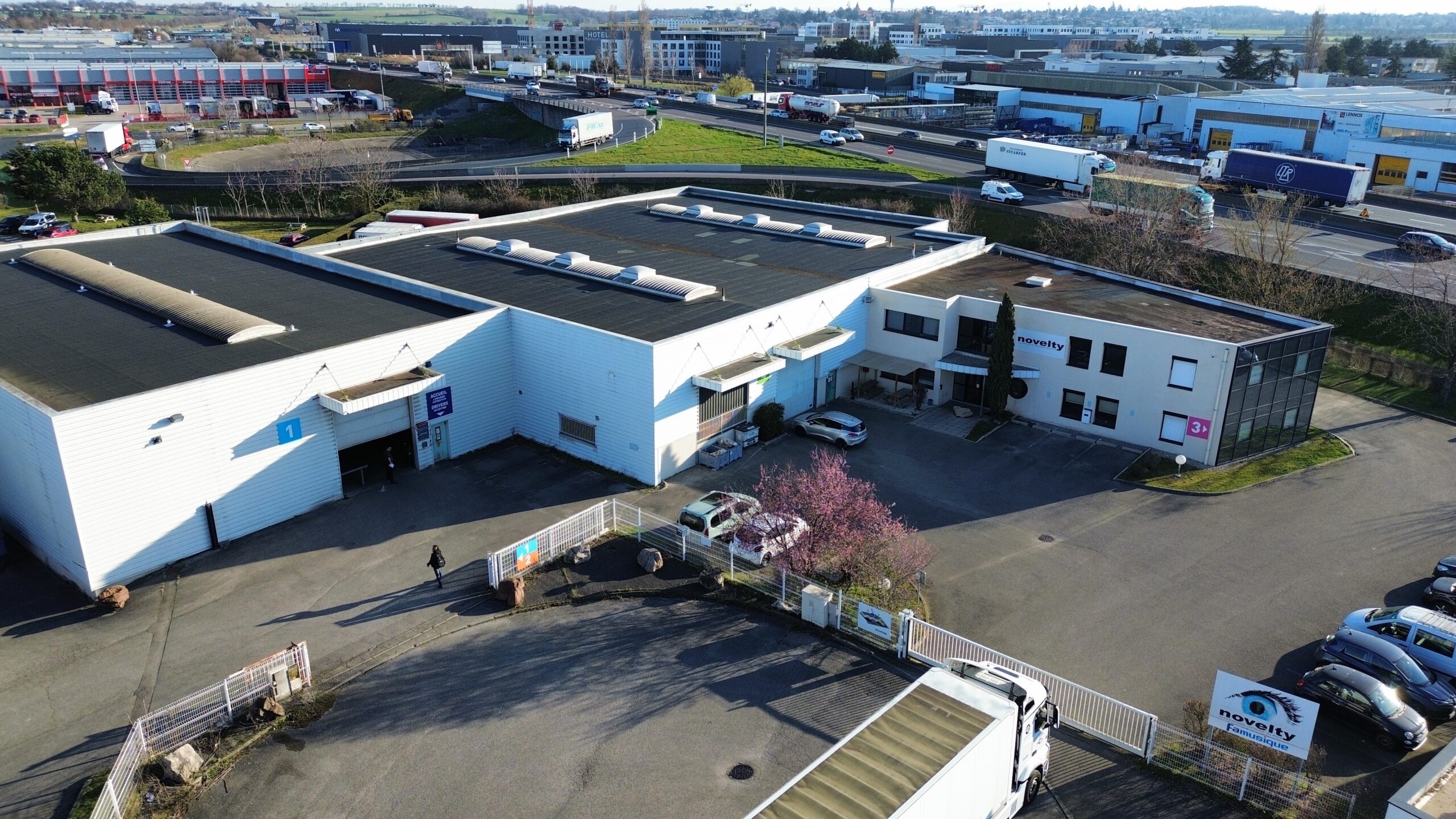 Alternative text - Locaux Novelty AURA vu drone