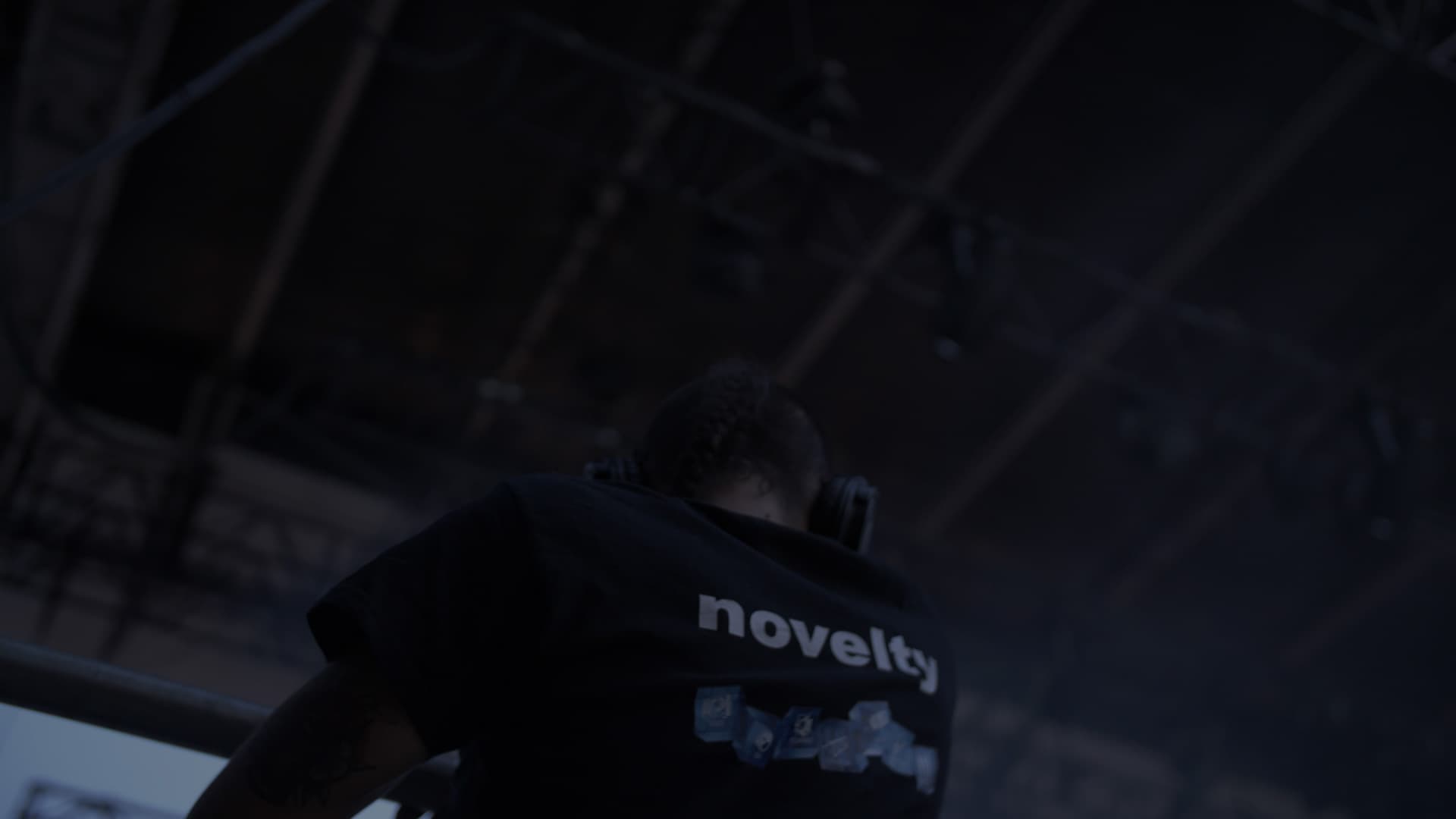 Alternative text - Photo de dos d'un collaborateur Novelty