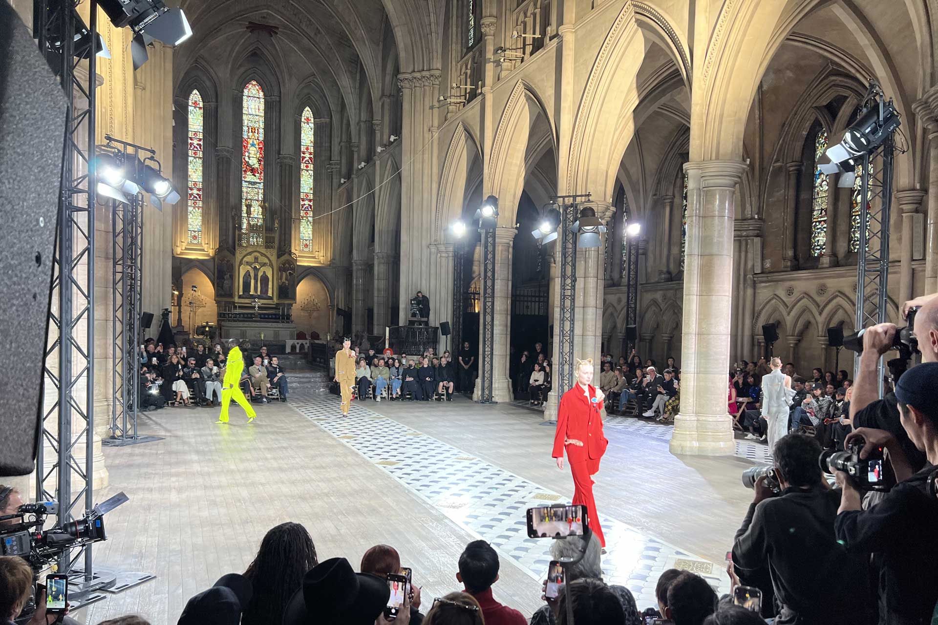 Alternative text - Paris Fashion Week | UNDERCOVER | Septembre 2022