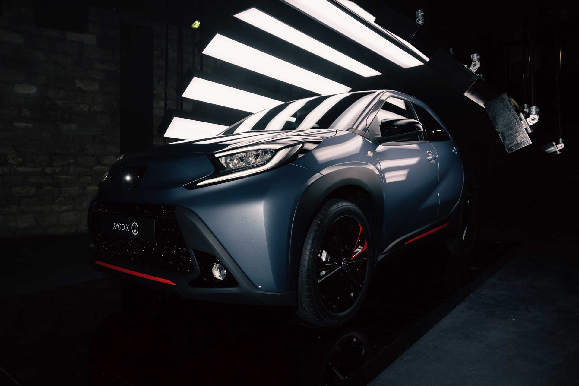 Alternative text - Toyota x Undercover au Bridge Pont Alexandre III avec Novelty Paris