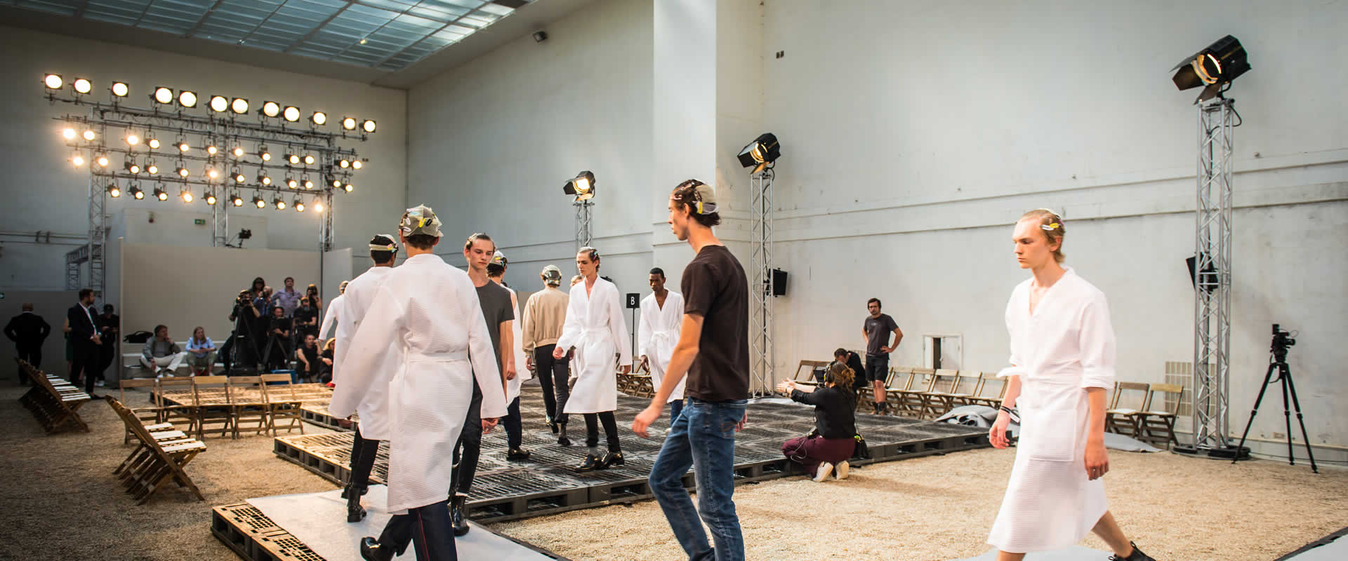 Alternative text - Défilé Alexander McQueen | Fashion Week Paris | Juin 2018