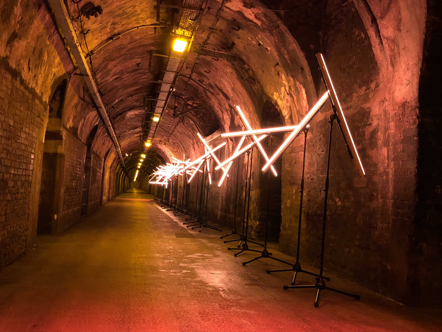 Alternative text - Novelty boit du champagne dans l’espace avec Mazarine et la Maison Mumm