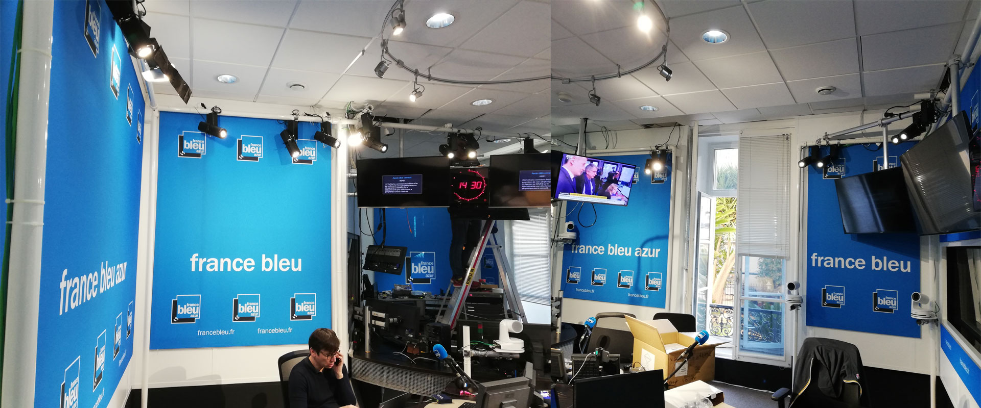 Alternative text - Installation d'une structure blanche dans le Studio France Bleu Azur