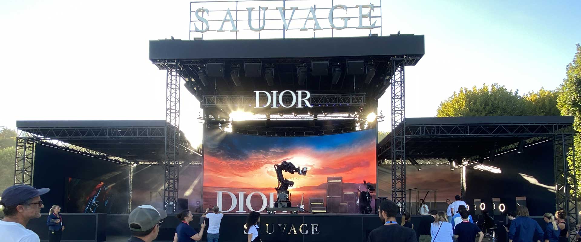 Alternative text - Novelty en technique pour la scène Dior à Rock en Seine