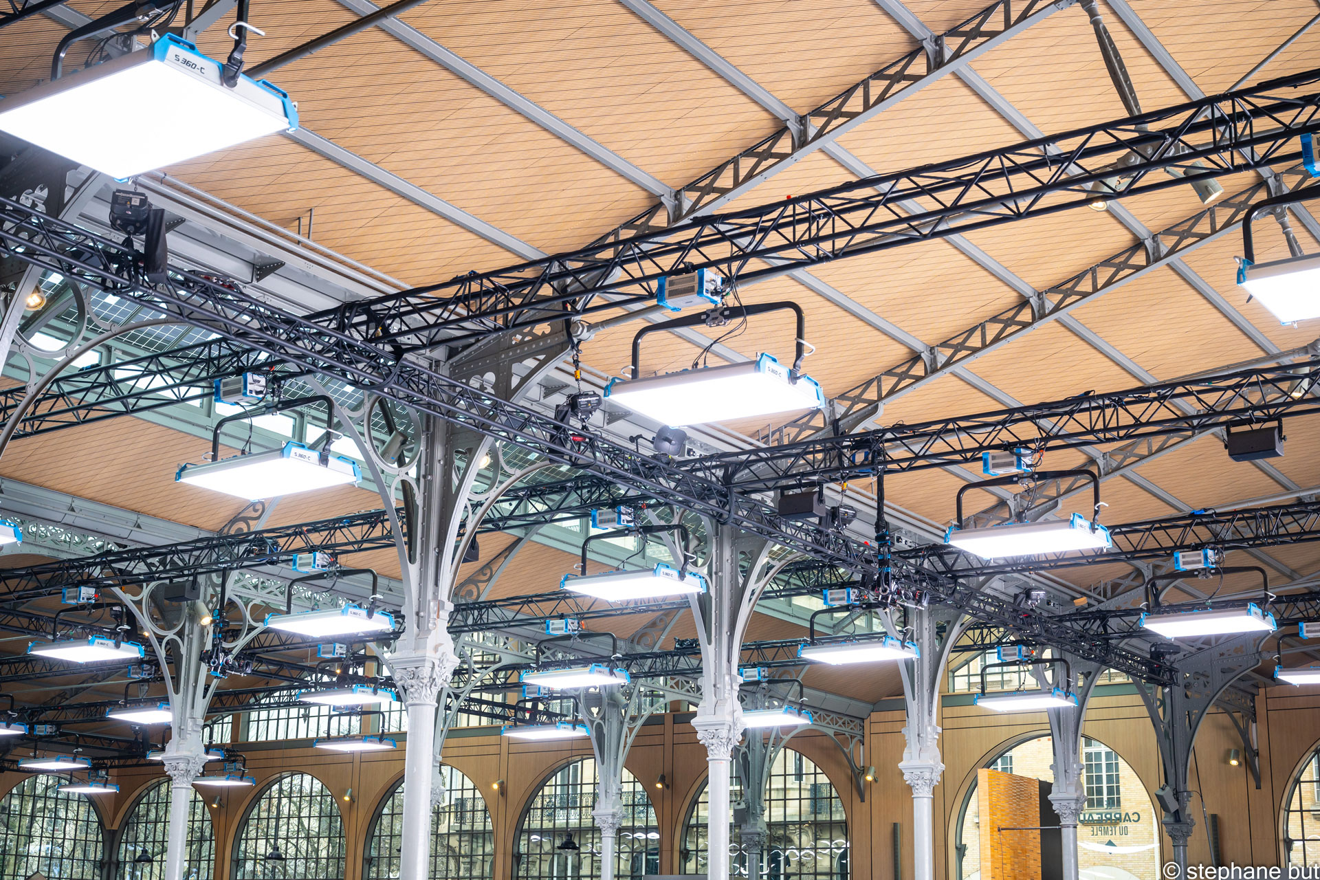 Alternative text - PARIS FASHION WEEK | SACAI | Janvier 2024