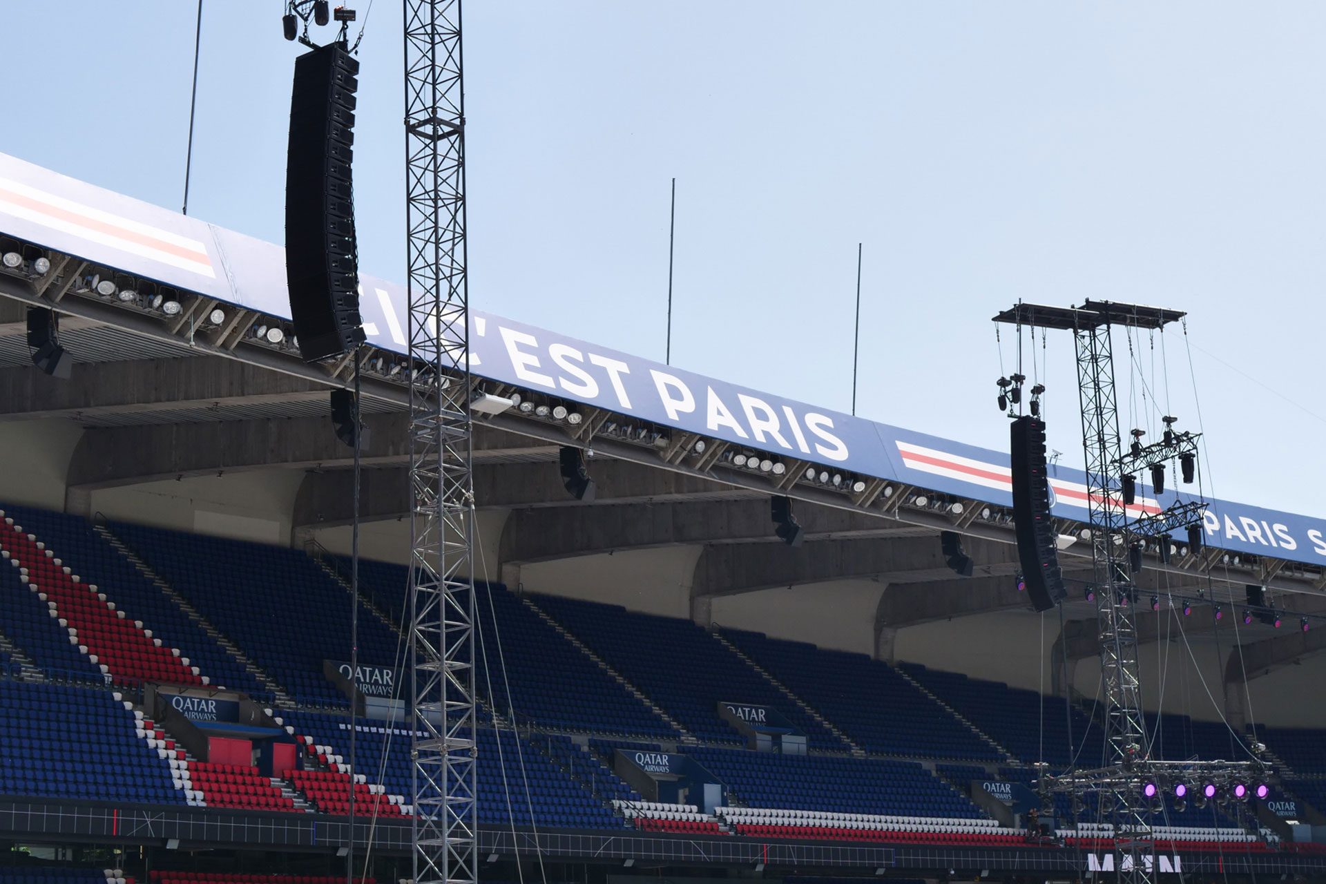 Alternative text - Novelty Auvergne-Rhône-Alpes au Parc des Princes pour DADJU