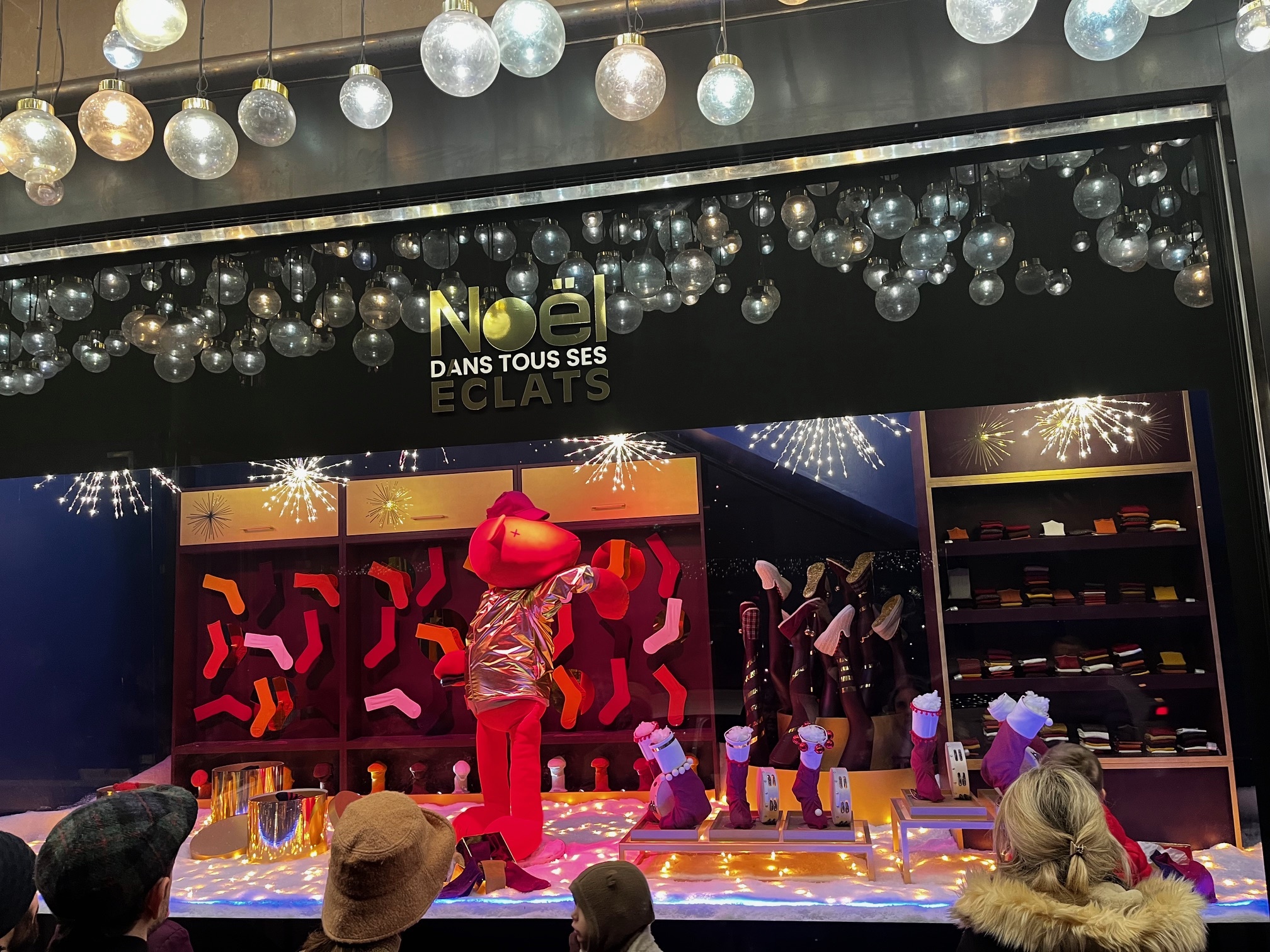 Alternative text - Vitrines de Noël – Le Bon Marché avec Novelty