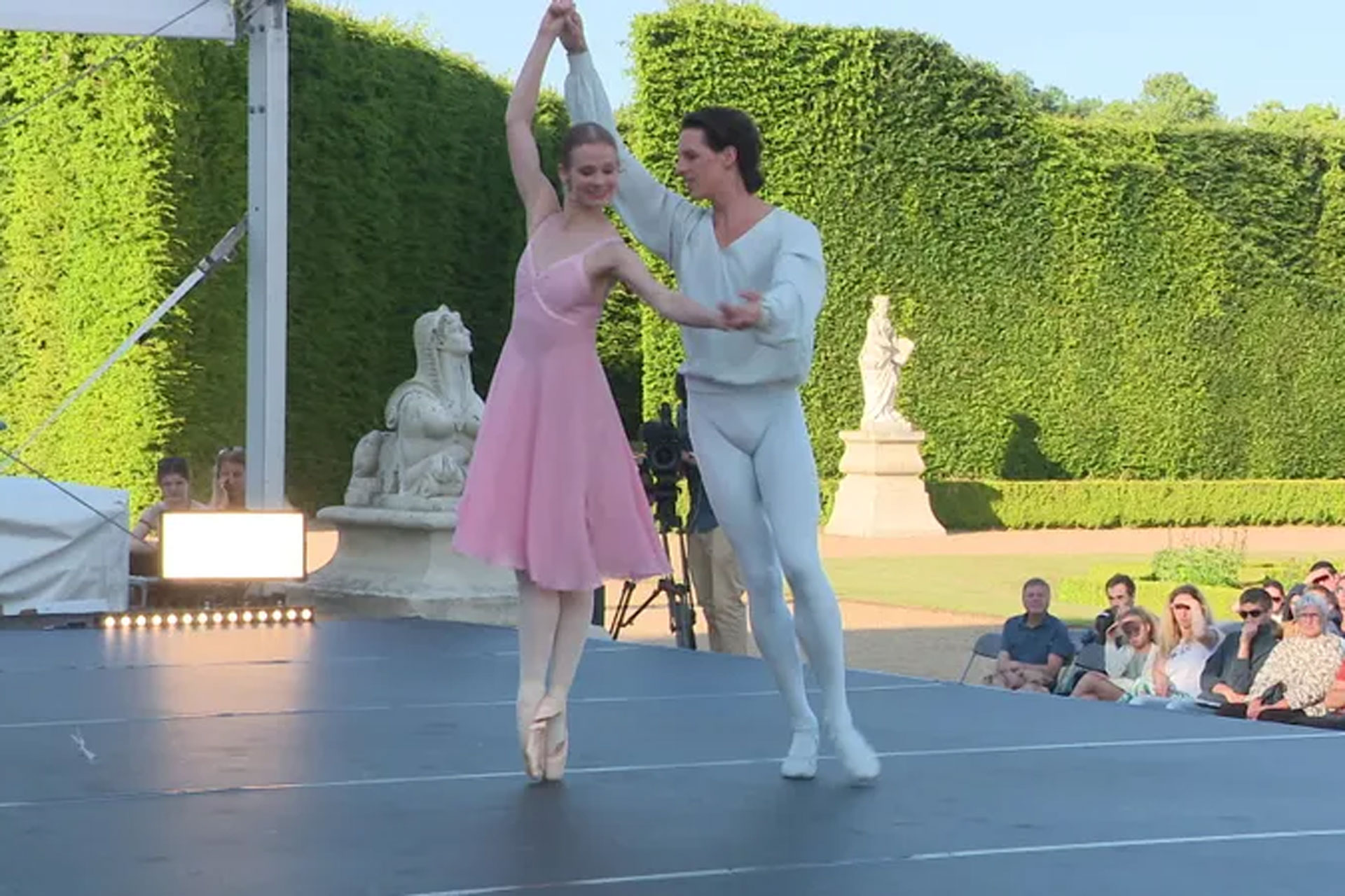 Alternative text - « Des étoiles au château » par Hugo Marchand avec Novelty Grand-Ouest