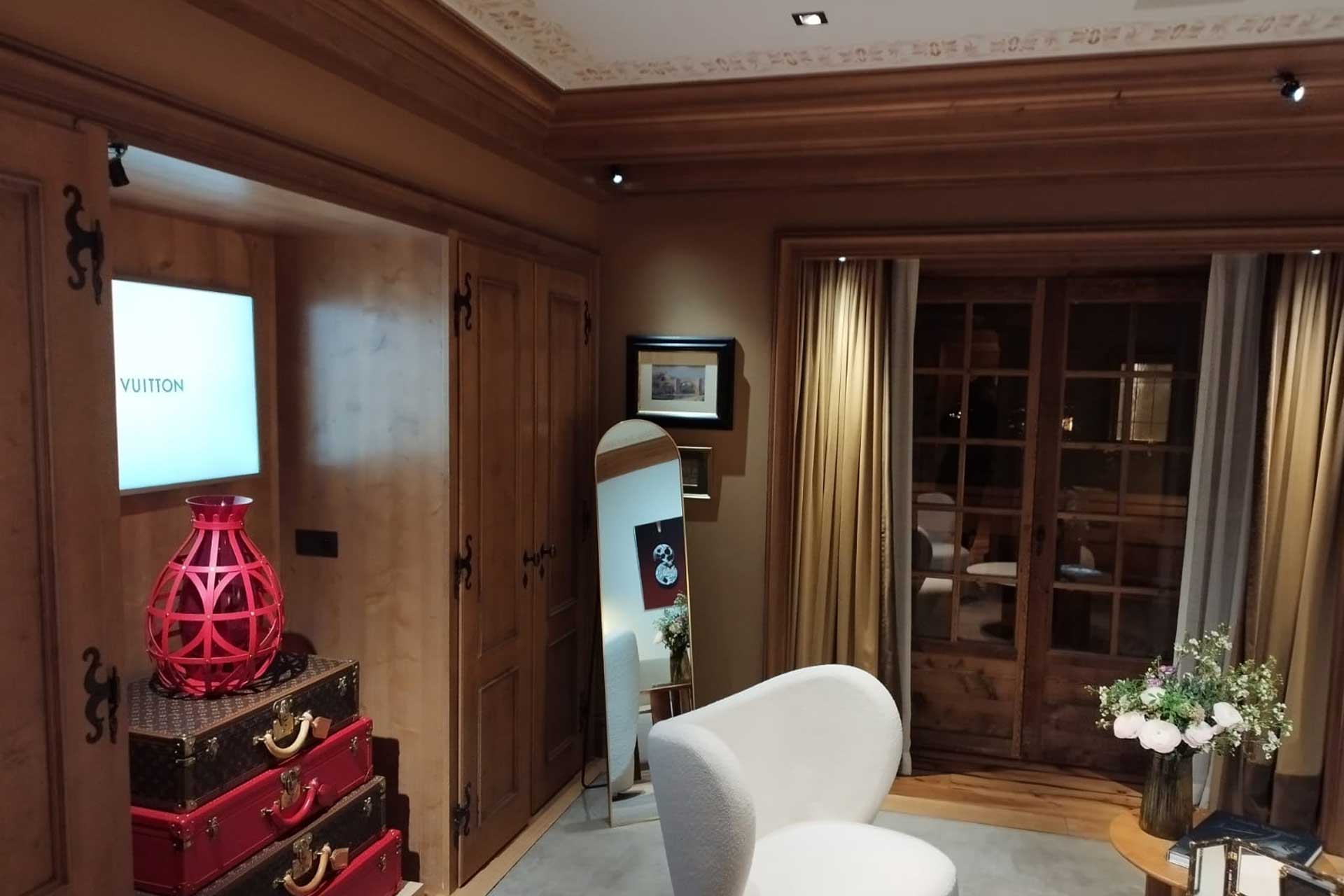 Alternative text - Exposition Louis Vuitton à Courchevel avec Luxury Makers